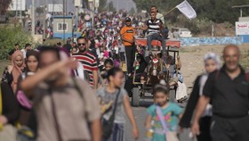 FOTO: Putus Asa Ribuan Pengungsi Gaza Jalan Kaki Bawa Bendera Putih