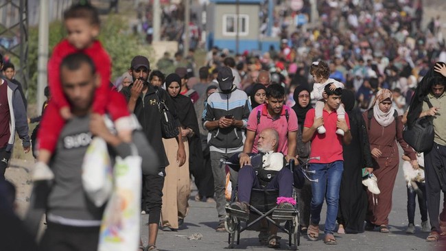 Sejumlah pengungsi Jalur Gaza membagikan kesaksiannya saat Israel memerintahkan mereka mengungsi ke selatan dalam jeda kemanusiaan pada Rabu (8/11).