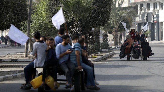 Sejumlah pengungsi Jalur Gaza membagikan kesaksiannya saat Israel memerintahkan mereka mengungsi ke selatan dalam jeda kemanusiaan pada Rabu (8/11).