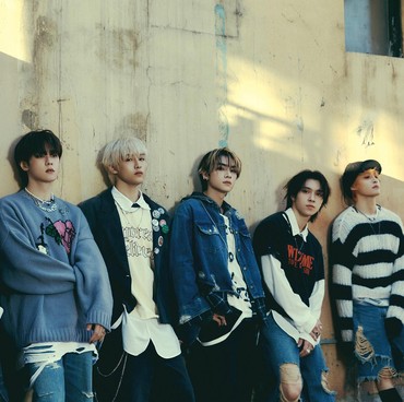 Lewat Album 'Give Me That' WayV Ungkap Perasaan Cinta untuk WayZenni