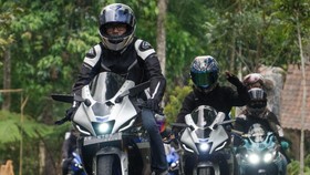 Tim Biru Geber Yamaha R15 ke Rute Tak Biasa