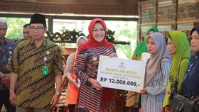 Bupati Klaten Salurkan Bantuan untuk Masyarakat Miskin