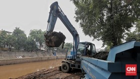 FOTO: Keruk Kali Ciliwung, Mitigasi Hadapi Banjir Saat Musim Hujan