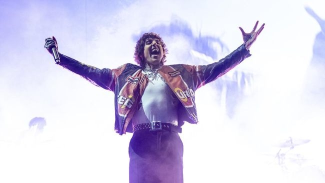 Vokalis Bring Me The Horizon, Oliver Sykes, memberi penjelasan terkait penyebab konser hari pertama dihentikan di tengah set.
