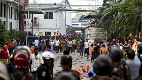 FOTO: Demo Buruh Bangladesh Berakhir Rusuh, Tiga Orang Tewas