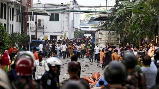 Sebanyak tiga pekerja garmen tewas usai ribuan buruh di Bangladesh bentrok dengan aparat kepolisian dalam demonstrasi yang digelar selama sepekan terakhir.