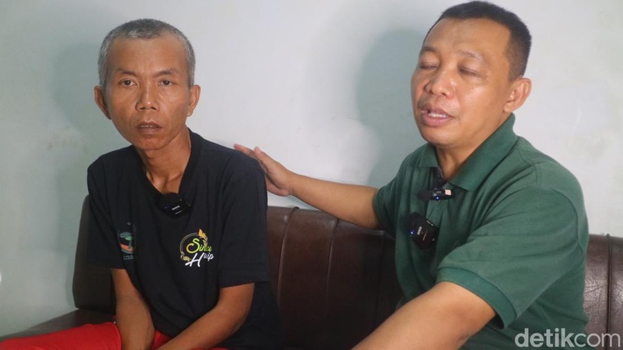 Sukaryo Adiputra (46) pemilik akun Youtube Sinau Hurip ditemui di rumahnya Desa Singocandi Kecamatan Kota, Jumat (10/11/2023) bersama Enuh Nugraha, alumnus ITB yang viral menggelandang di jalanan..