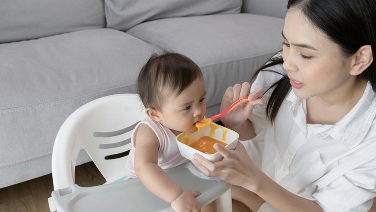 Ilustrasi Anak Makan MPASI