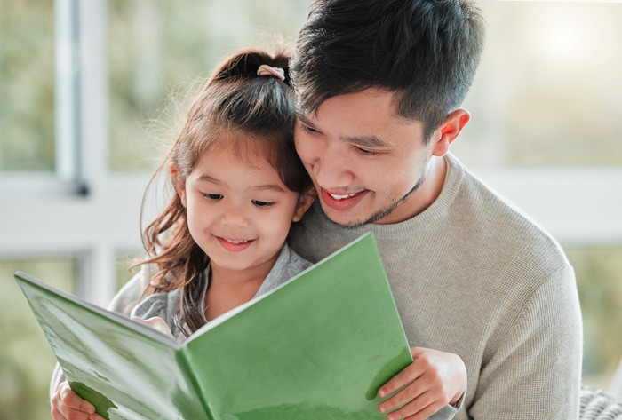 Ilustrasi Ayah dan Anak Perempuan Batasan Waktu Seorang Ayah Memangku Anak Perempuannya