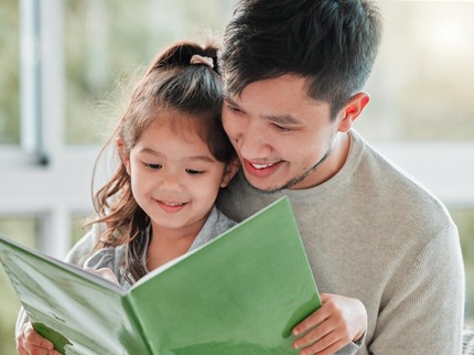 Kapan Ayah Harus Berhenti Memangku Anak Perempuannya?