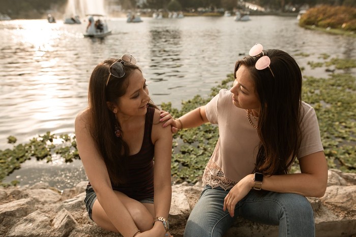 Ilustrasi curhat dengan sahabat/Foto: pexels.com/mentalhealthamerica 5 Tanda Orang yang Pemaaf dan Tidak Pendendam