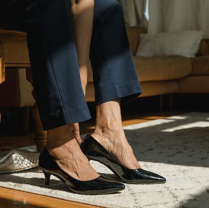 Ilustrasi memakai sepatu untuk terlihat tinggi. /Foto: Pexels.com/RDNEStockProject.