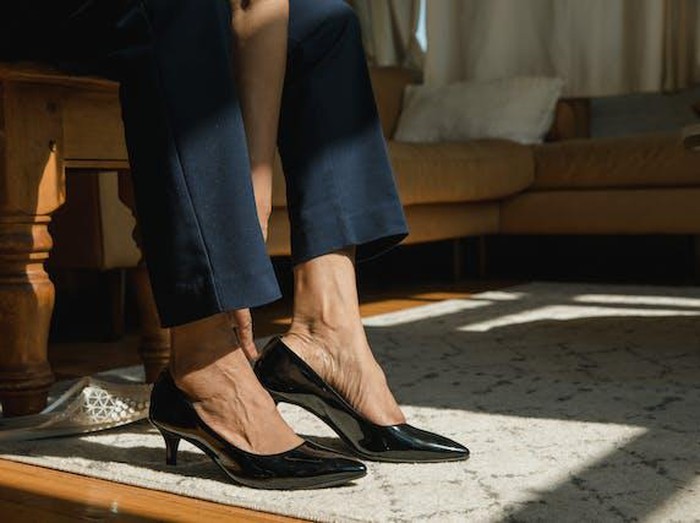 Ilustrasi memakai sepatu untuk terlihat tinggi. /Foto: Pexels.com/RDNEStockProject. Ilustrasi memakai sepatu untuk terlihat tinggi. /Foto: Pexels.com/RDNEStockProject.