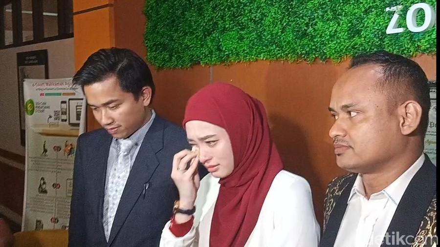inara rusli Inara Rusli saat ditemui di Pengadilan Agama Jakarta Barat.