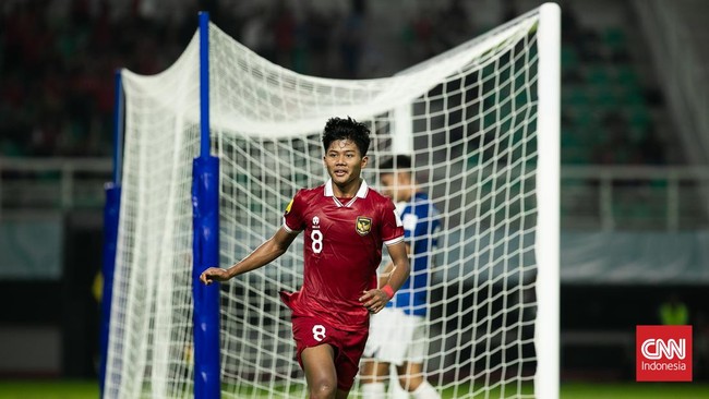 Timnas Indonesia U-17 menyamakan kedudukan melalui sundulan striker Arkhan Kaka pada menit ke-54 dalam laga Piala Dunia U-17 2023 di Stadion GBT, Senin (13/11).