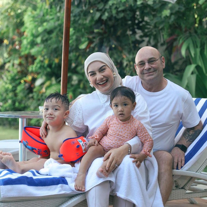 <p>Kebersamaan mereka jarang sekali terekspose. Akan tetapi, belum lama ini pemilik nama asli Yris Jetty Dirk de Beule tersebut dan sang ayah kompak membagikan kebersamaan mereka di media sosial. (Foto: Instagram@_irishbella_)</p>