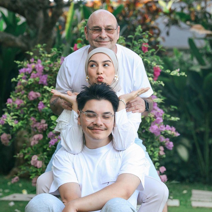 <p>Usai kedua orang tuanya bercerai, Irish dan adik laki-lakinya tinggal bersama sang ibunda di Indonesia. Meski begitu, dia dan sang adik kerap mengunjungi sang ayah ke Belgia atau sebaliknya. (Foto: Instagram@debeulejohan2018)</p>