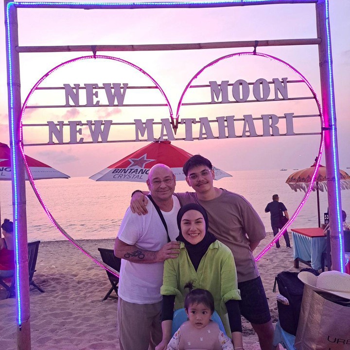 <p>Sang ayah diketahui berasal dari Belgia, sementara ibunda adalah orang Sunda. (Foto: Instagram@debeulejohan2018)</p>