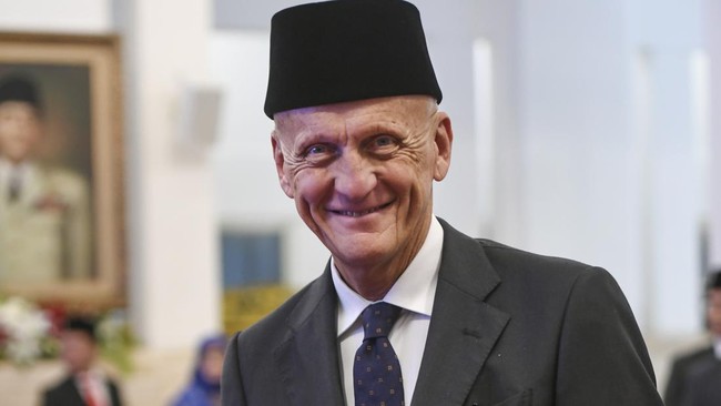 Mengenakan kemeja batik lengan panjang berwarna cokelat, Pierluigi Collina mudah dikenali dengan kepala pelontos dan sorot mata yang tajam.