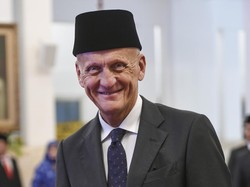 Ketua Komisi Wasit Federasi sepak bola dunia (FIFA) Pierluigi Collina menghadiri pemberian tanda Bintang Jasa Pratama kepada Presiden FIFA Gianni Infantino di Istana Negara, Jakarta, Jumat (10/11/2023). ANTARA FOTO/Hafidz Mubarak A/rwa.