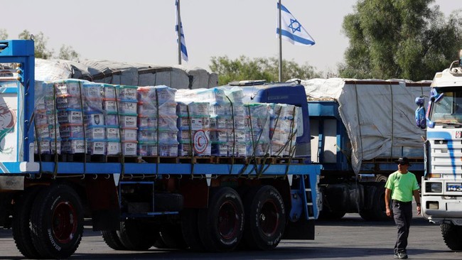 UNRWA mengaku kehabisan bahan bakar untuk mengisi truk-truknya di Gaza. Bantuan kemanusiaan tak bisa melalui penyeberangan Rafah.