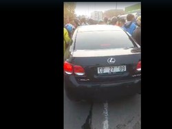 Dikerubungi Massa di Koja, Mobil Lexus Nopol Kedubes Diduga Tabrak Orang