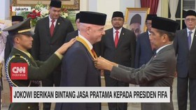 VIDEO: Jokowi Berikan Bintang Jasa Pratama Kepada Presiden FIFA