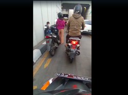 Awas Oli Tumpah di Underpass Pasar Minggu Jaksel! Ada Pemotor Jatuh