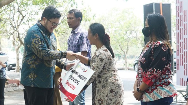 Pemkab Kediri kembali menyalurkan bisyaroh bagi 8.000 guru agama non formal sebesar Rp100 ribu per bulan dan didaftarkan BPJS Ketenagakerjaan.