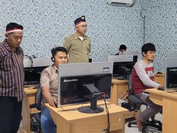 Pemohon SIM di Ngawi Disambut Petugas Berpakaian Pahlawan hingga Dapat Hadiah