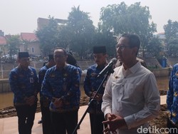 Heru Budi Tinjau Pengerukan Sungai di Bidara Cina dan Kebon Baru
