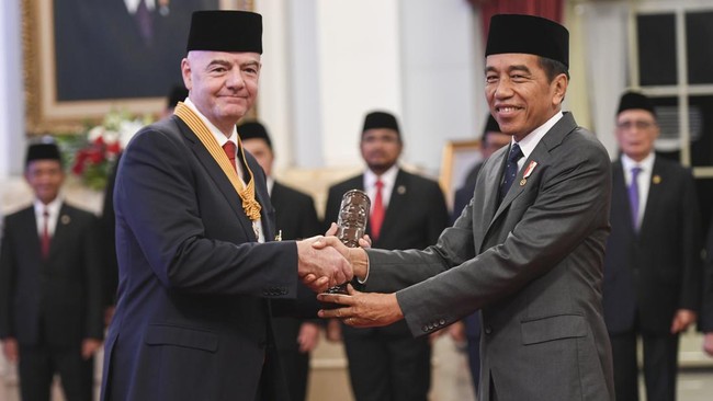 Presiden FIFA Gianni Infantino mengungkap perasaan usai mendapat bintang jasa dari Presiden Joko Widodo.