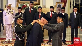 Jokowi Resmi Beri Bintang Jasa Pratama ke Presiden FIFA