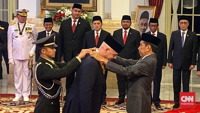 Presiden Joko Widodo resmi mengalungkan dan menyematkan Bintang Jasa Pratama kepada Presiden FIFA Gianni Infantino.
