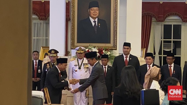 Presiden Joko Widodo menyematkan gelar pahlawan nasional untuk enam tokoh pada peringatan Hari Pahlawan, hari ini.