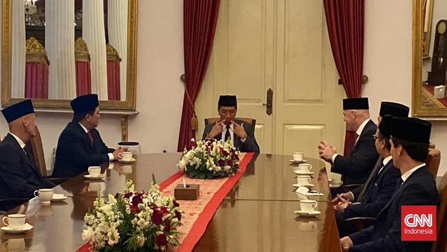 Presiden FIFA Gianni Infantino dan mantan wasit asal Italia Pierluigi Collina menemui Presiden Joko Widodo (Jokowi) di Istana Negara, Jumat (10/11).
