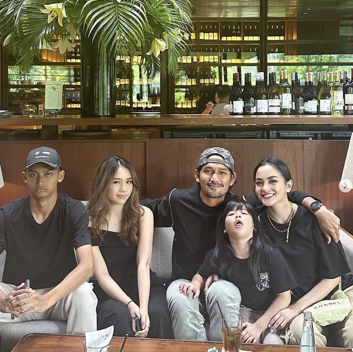<p>Ririn Ekawati menikah dengan Ibu Jamil pada tahun 2021. Ia pun langsung menjadi Bunda sambung dari Muhammad Dhofin Maula Jamil. Ririn kerap menghabiskan waktu bersama dengan Dhofin, lho. "<em>Blessed</em>. Bisa <em>photo</em> begini sudah senang banget. <em>Alhamdulillah</em>. Gak usah di tag anak-anaknya hahaha. Dari photo ini terlihatkan kalau susah-susah gemas diajak photo semua," tutur Ririn membagikan momen bersama keluarganya. (Foto: Instagram: @ririnekawati)</p>