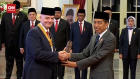 VIDEO: Jokowi Berikan Bintang Jasa Pratama Ke Presiden FIFA