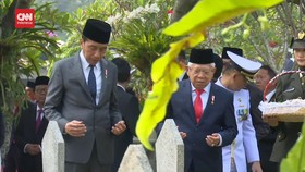 VIDEO: Hari Pahlawan, Jokowi & Ma'ruf Amin Tabur Bunga di TMP Kalibata