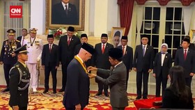 VIDEO: Detik-detik Presiden FIFA Terima Bintang Jasa dari Jokowi