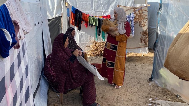 Tenda-tenda penampungan pengungsi Gaza kian sesak. Kantor koordinasi urusan kemanusiaan PBB (OCHA) melaporkan satu tenda menampung lebih dari 15 orang.