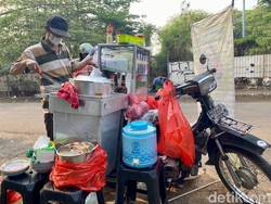 Kisah Pak Bakir Jualan Bubur Ayam Pakai Motor Tua di Simprug