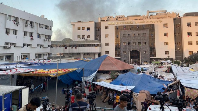 Empat rumah sakit di Jalur Gaza dikepung Israel yang menganggap lokasi itu jadi tameng Hamas. Namun Hamas membantah tuduhan itu.
