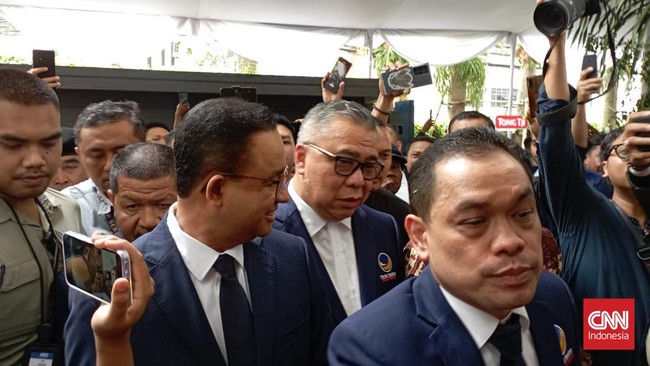 Pasangan AMIN menghadiri HUT ke-12 Nasdem di Jakarta Pusat. Kedatangan keduanya disambut oleh kader partai politik tersebut.