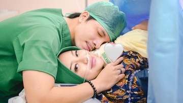 MOMEN KELAHIRAN PUTRI KEDUA ATTA HALILINTAR DAN AUREL HERMANSYAH