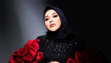 img-title Gaya Aurel Hermansyah Kena Sentil Saat Menyusui Anak Kedua