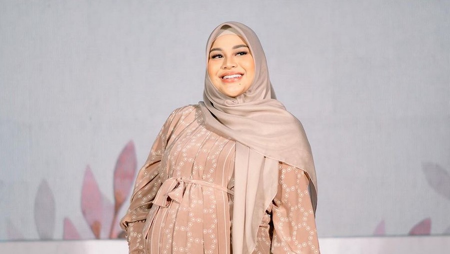 Gaya Aurel Hermansyah saat hamil anak ke-2.