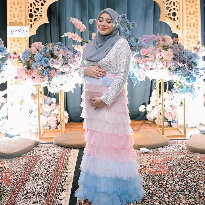 <p>Aurel Hermansyah juga sempat menjadi korban <em>bullying</em> saat hamil. Kata-kata menyakitkan yang disampaikan netizen terkait bullying ini sangat membekas di hatinya. Hal tersebut bahkan sampai membuat Aurel trauma untuk hamil lagi. Saat hamil anak pertama, Aurel pernah melaporkan seorang netizen karena sudah melakukan body shaming. Namun, ia dan sang suami Atta Halilintar memutuskan untuk mengambil jalur damai dan memaafkan netizen tersebut. (Foto: Instagram/@aurelie.hermansyah)</p>