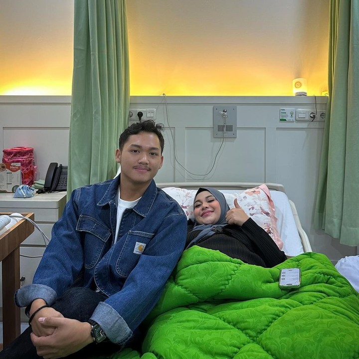 <p>Keluarga besar Aurel dan Atta memang berada di dekat mereka selama proses persalinan berlangsung. Melalui akun Instagram masing-masing, mereka mengunggah potret bersama Aurel sebagai bentuk dukungan. (Foto: Instagram @azriel_hermansyah)<br /><br /><br /></p>