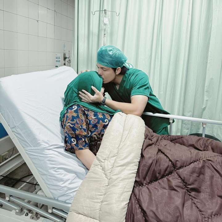 <p>Aurel Hermansyah dan Atta Halilintar tengah berbahagia, Bunda. Pasangan ini baru saja menyambut kelahiran anak kedua. (Foto: Instagram @attahalilintar)<br /><br /><br /></p>